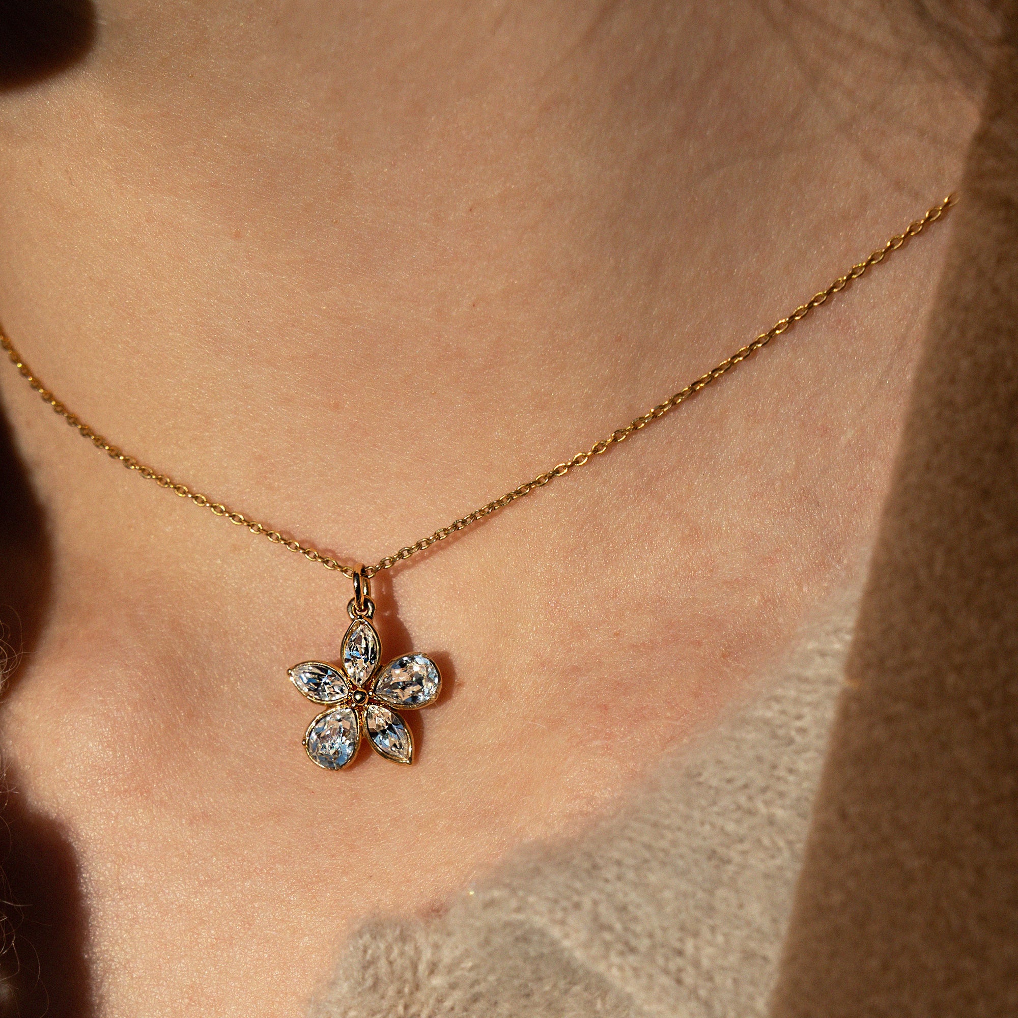 ラストラスフローラ プチネックレス